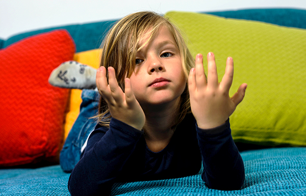 Image d'un enfant allong, calme